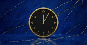 A clock with five minutes to symbolize the 5-minute rule for productivity and beating procrastination.