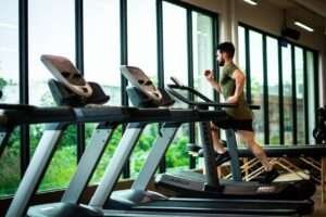 Man using the 21/90 rule to build the habit of going to the gym