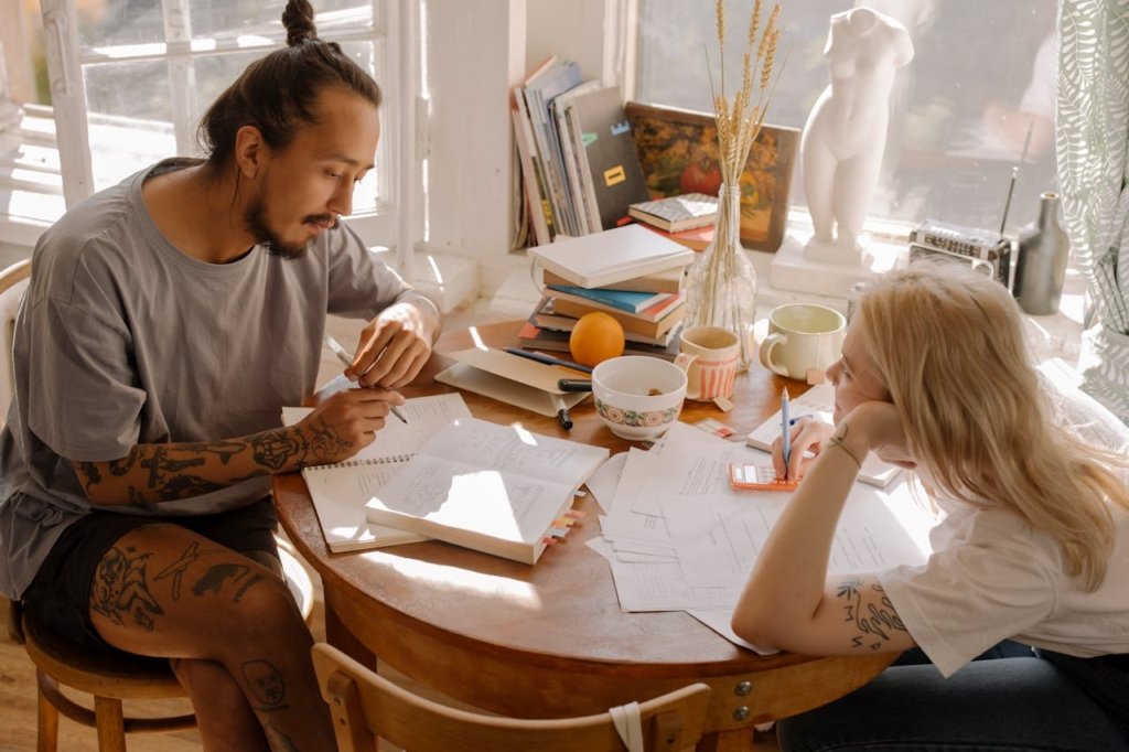 Man and woman learning together with the Feynman Technique